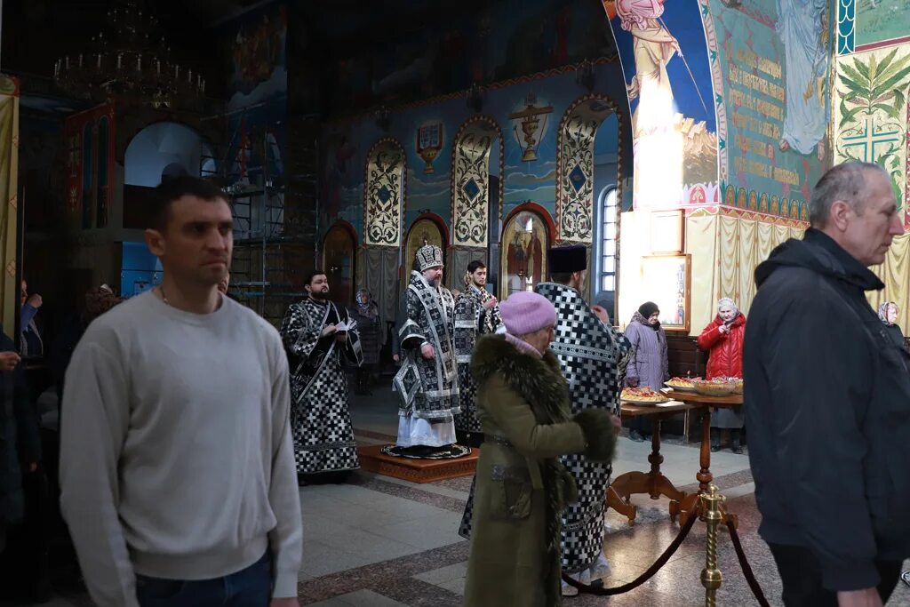 Служба в соборе шахты. Шахты город кафедральный собор. Частицы креста господня покровский кафедральный собор самара. Соборы шахтинской епархии. Покровский собор шахты расписание богослужений.