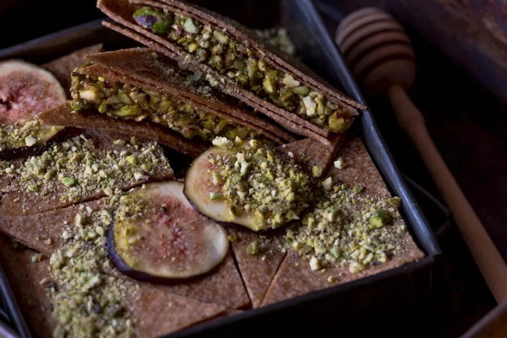 Raw vegan десерты. Сыроедческие пирожные. Сыроедческий кешьюкейк raw. Вишнёвый чизкейк сыроедческий. Raw рецепты.