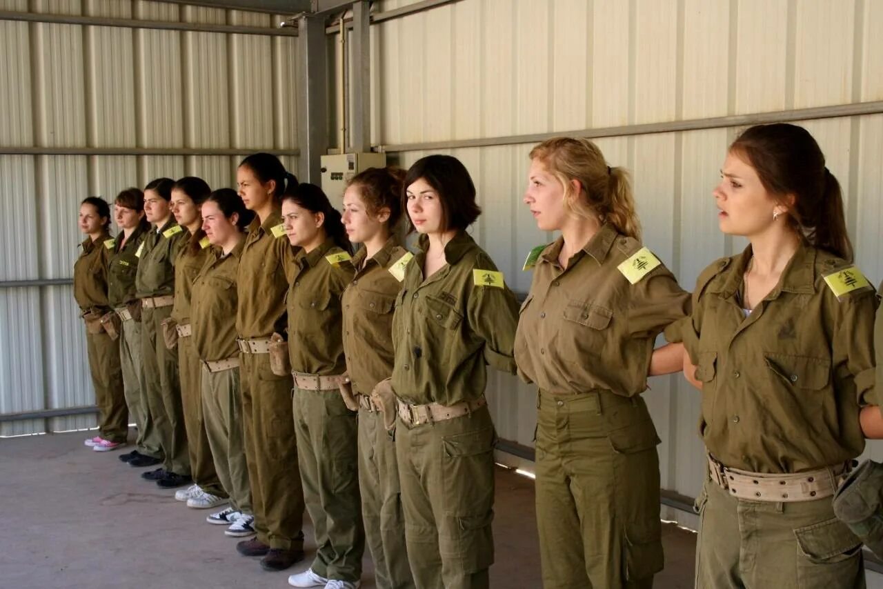 Армейская женщина. Женщины в армии. Женская армия. Женская армия в России. Девушки в армии России.