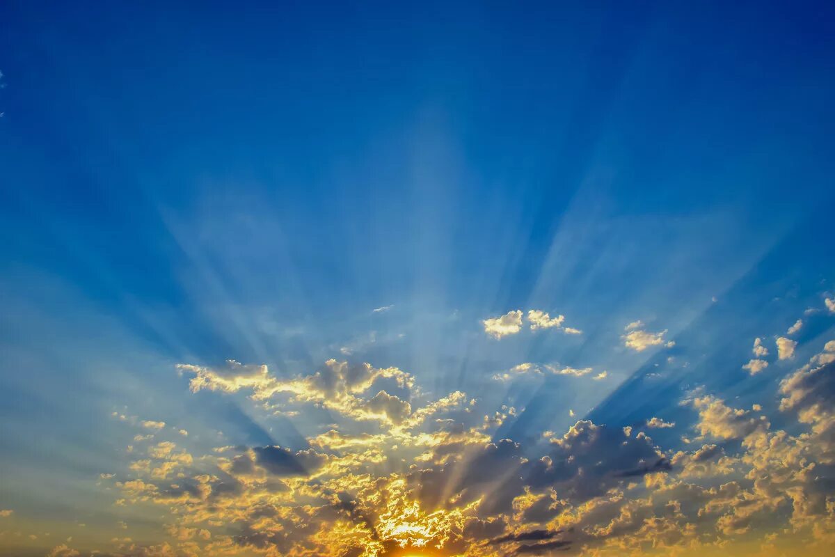 голубое небо с облаками. солнечное облачное небо. солнечное небо. небо. небо.