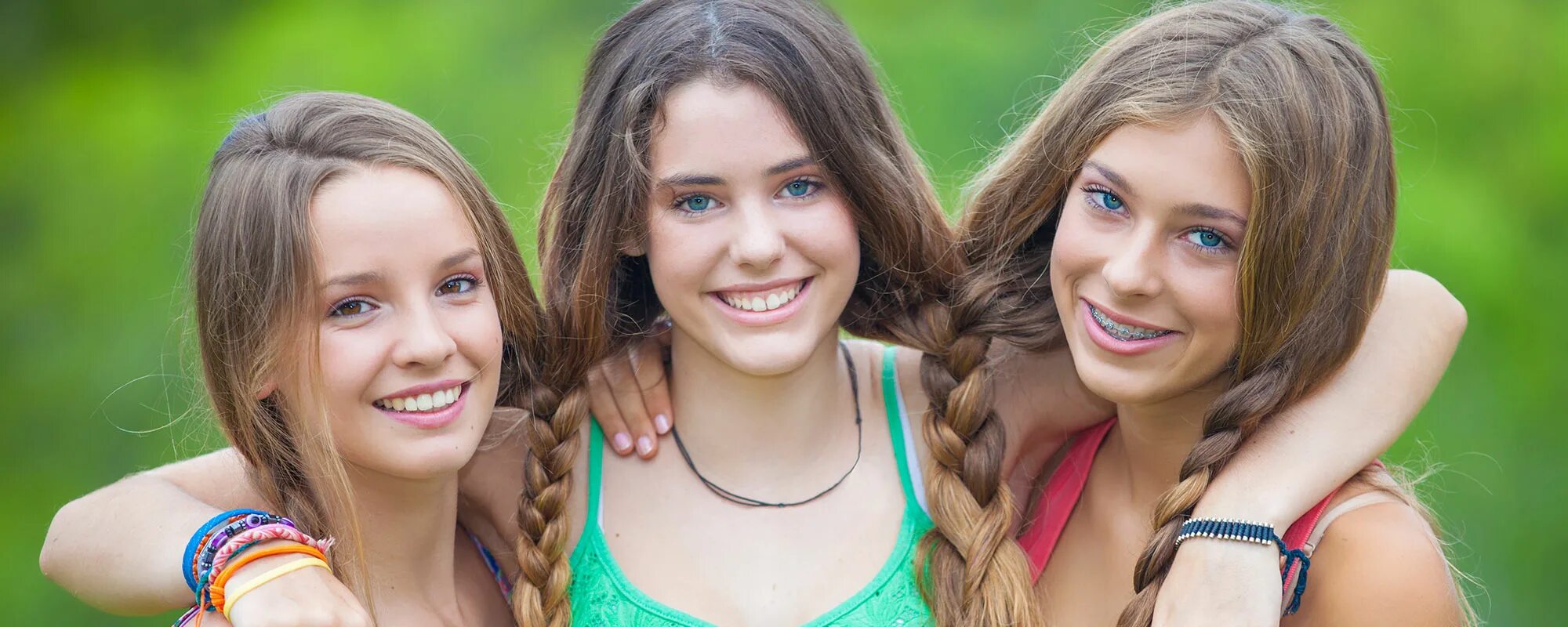 Диана ретеган близняшки. Девушка в разноцветном платье. Группа девушек тинейджеров. Несколько красивых девушек. Блондинка и брюнетка.