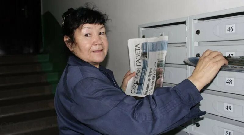 Красивый почтальон. Евгения шашкова почтальон. Счастливый лотерейный билет. Почтальон россии. Пеший почтальон.