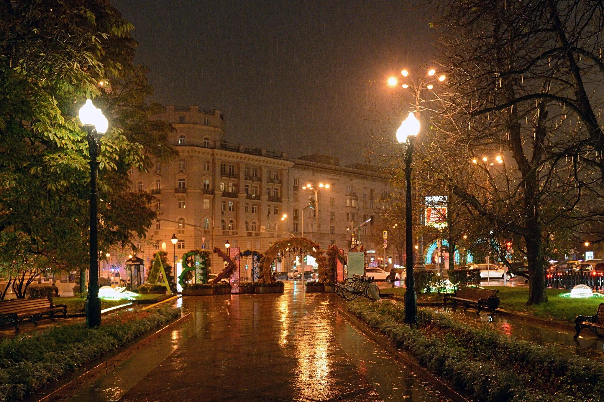 Никитский бульвар Москва ночью. Тверской и Никитский бульвар вечером Москва. Никитская улица в Москве ночь. Никитский бульвар осень.