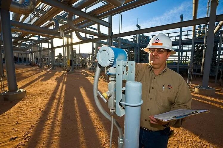 инженер-технолог в нефтяной промышленности. технолог нефтегазовой отрасли. нефтегазовая сфера работник. газпром нефть мнпз. технолог нефтегазовой отрасли.