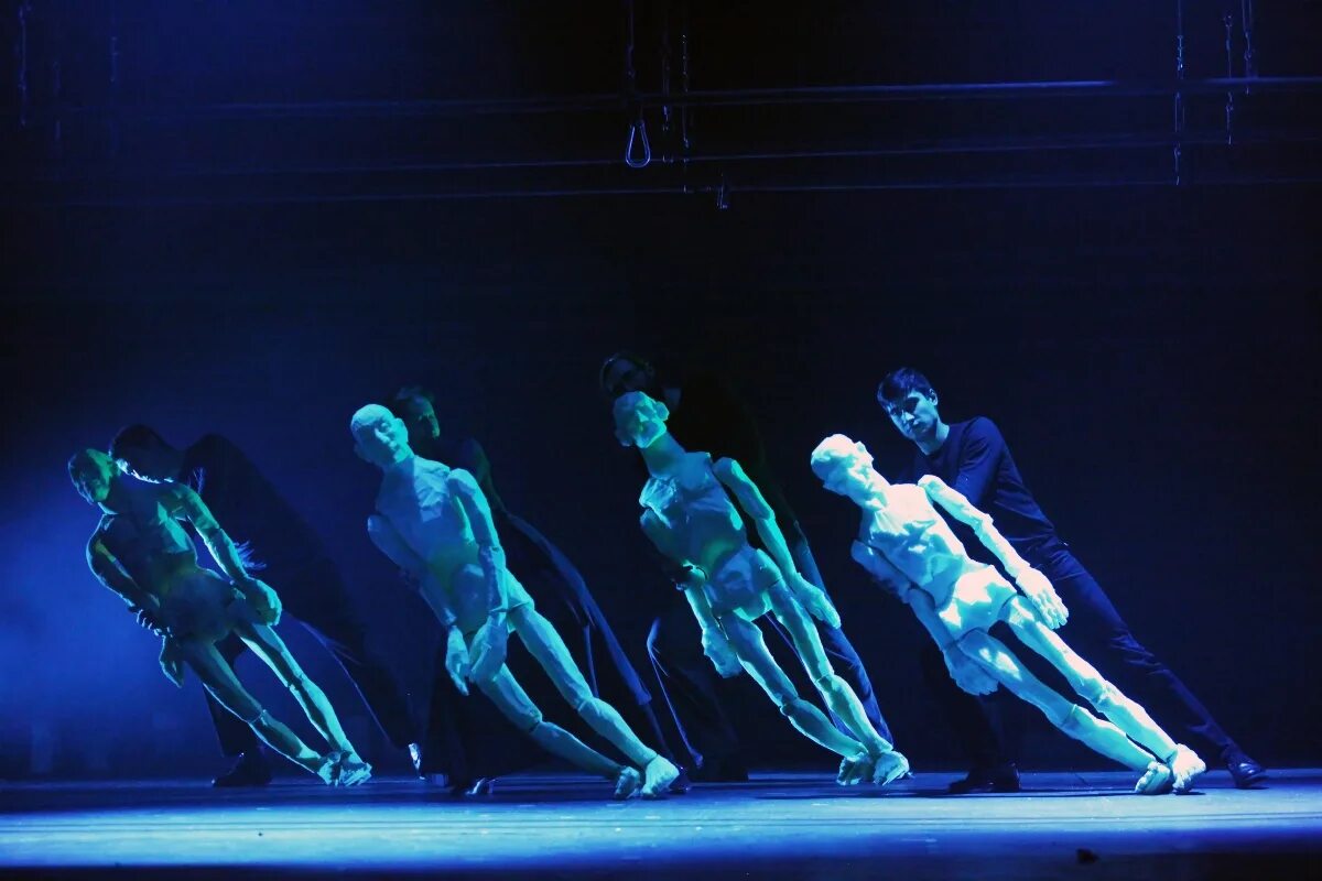 спектакль гекатомба на литейном фотографии. блокадный дневник фильм 2020. гекатомба спектакль. яна тумина гекатомба. гекатомба спектакль.