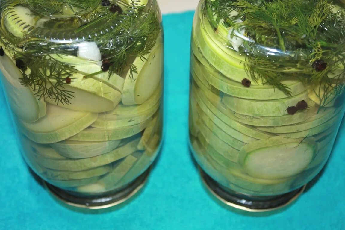 Кабачки на зиму стерилизация. Маринованные кабачки на зиму. маринованные кабачки в банках. солёные кабачки на зиму. кабачки маринованные на зиму вкусные.