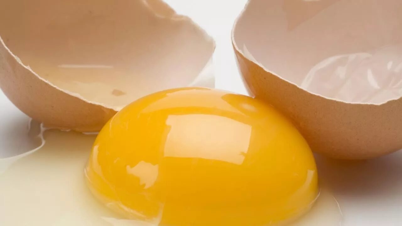 Разбитое яйцо. Треснутое яйцо. Мягкое яйцо. Разбитое яйцо на белом фоне.