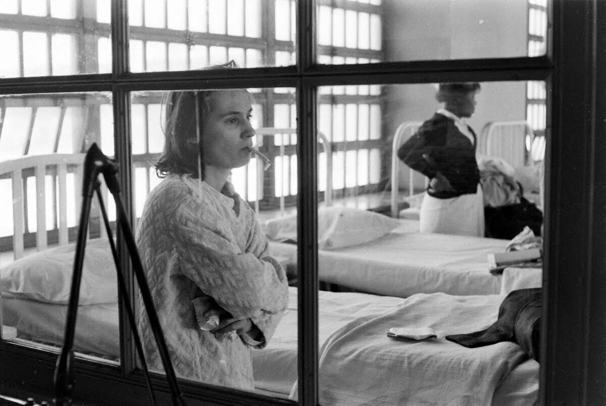 Психов которые сбежали из психбольницы. Камера в психиатрической больнице. Знаменитости которые лежали в психбольнице. Фрося в психушке. Психиатрическая лечебница строгого режима.