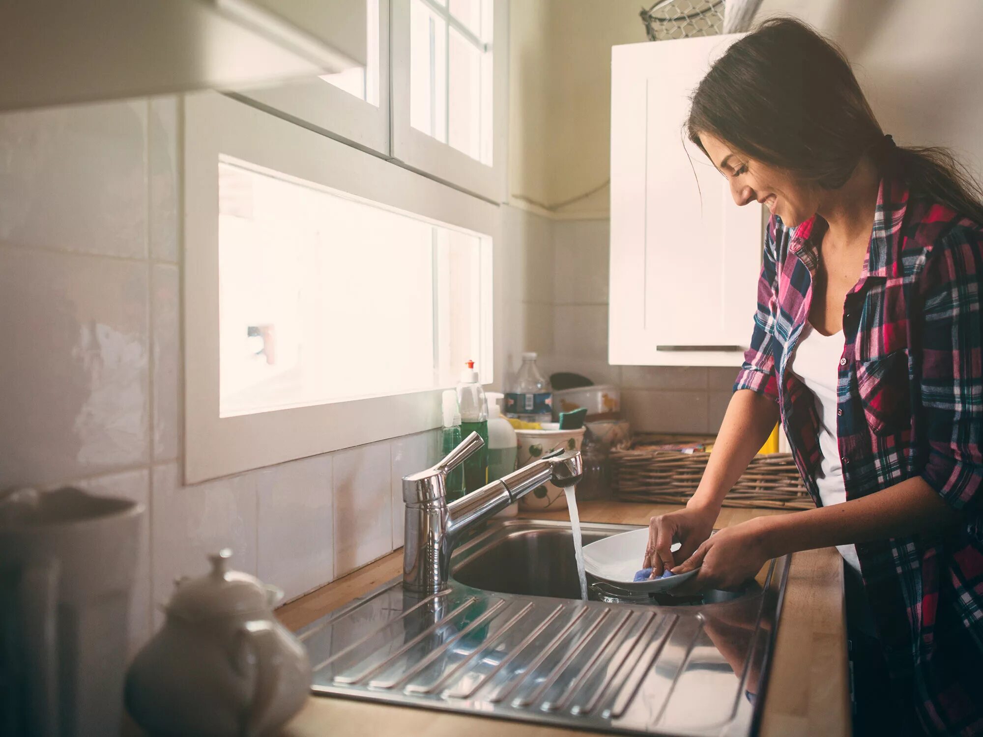 They do the washing up. Женщина моющая посуду. Девушка моет посуду. Женщина на кухне моет посуду. Женщина в раковине.