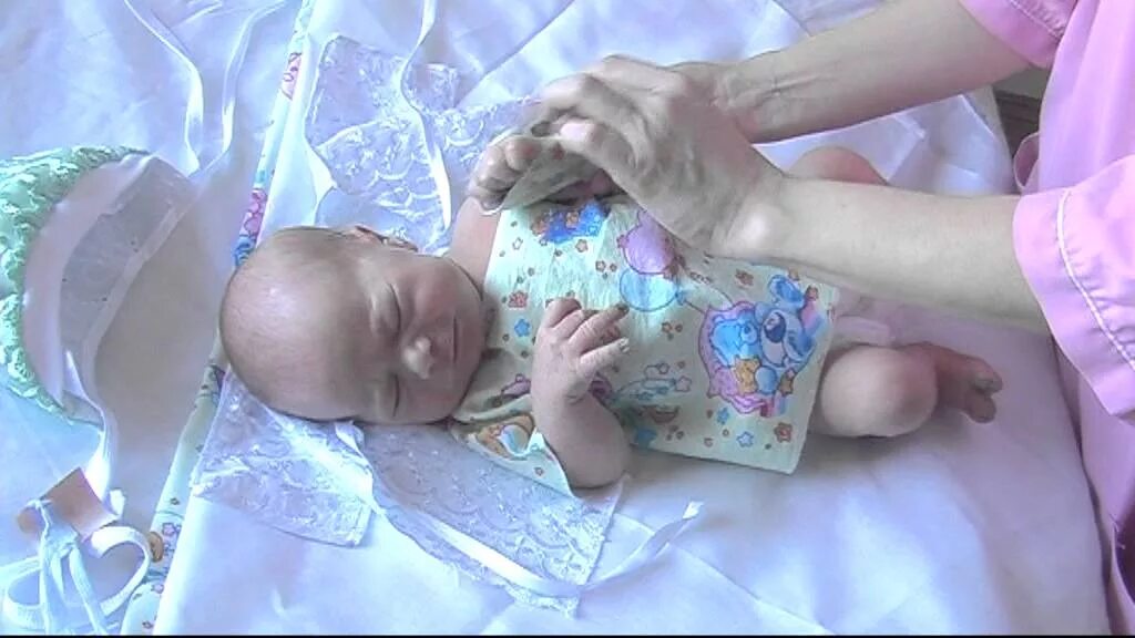 Выписка ребенка 5 роддом. Красивая выписка из роддома. Новорожденная девочка в роддоме. Дети роддома видео. Дети роддома видео.