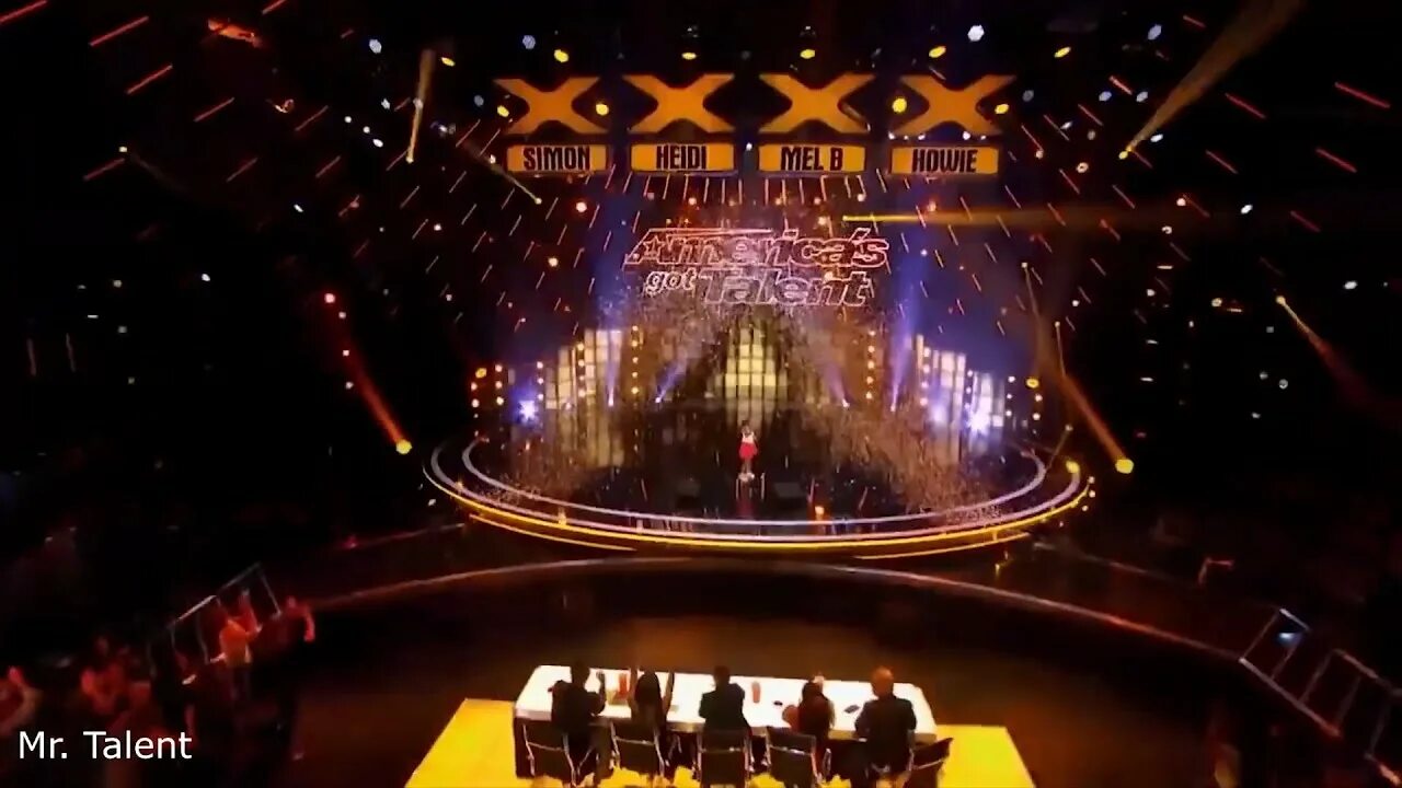 зрители в зале смеются. удивили весь зал. Miss howl. удивили весь зал. дом восходящего солнца слушать пьер эдель.