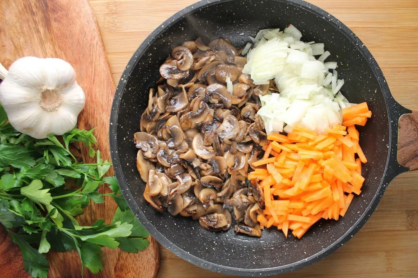 Шампиньоны на сковороде с луком и морковью. Жареные шампиньоны. Морковь лук грибы. Шампиньоны на сковороде с луком и морковью. Шампиньоны на сковороде с луком и морковью.