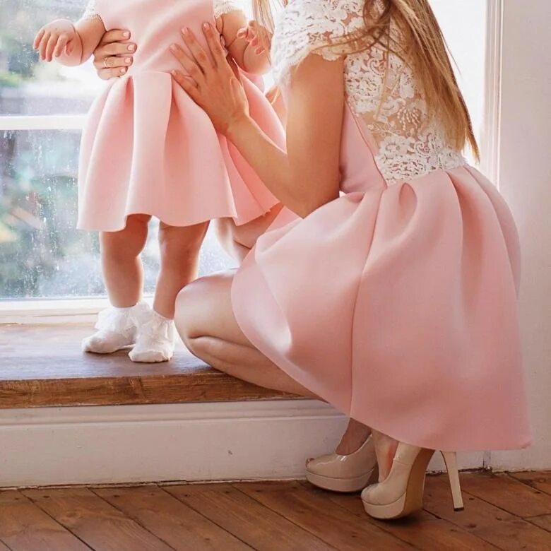 Красивая мама с ребенком. Мама с дочкой со спины в платьях. Детская фотосессия в цветущем саду. Девочка с пионами. Девушка и ребенок нежное.