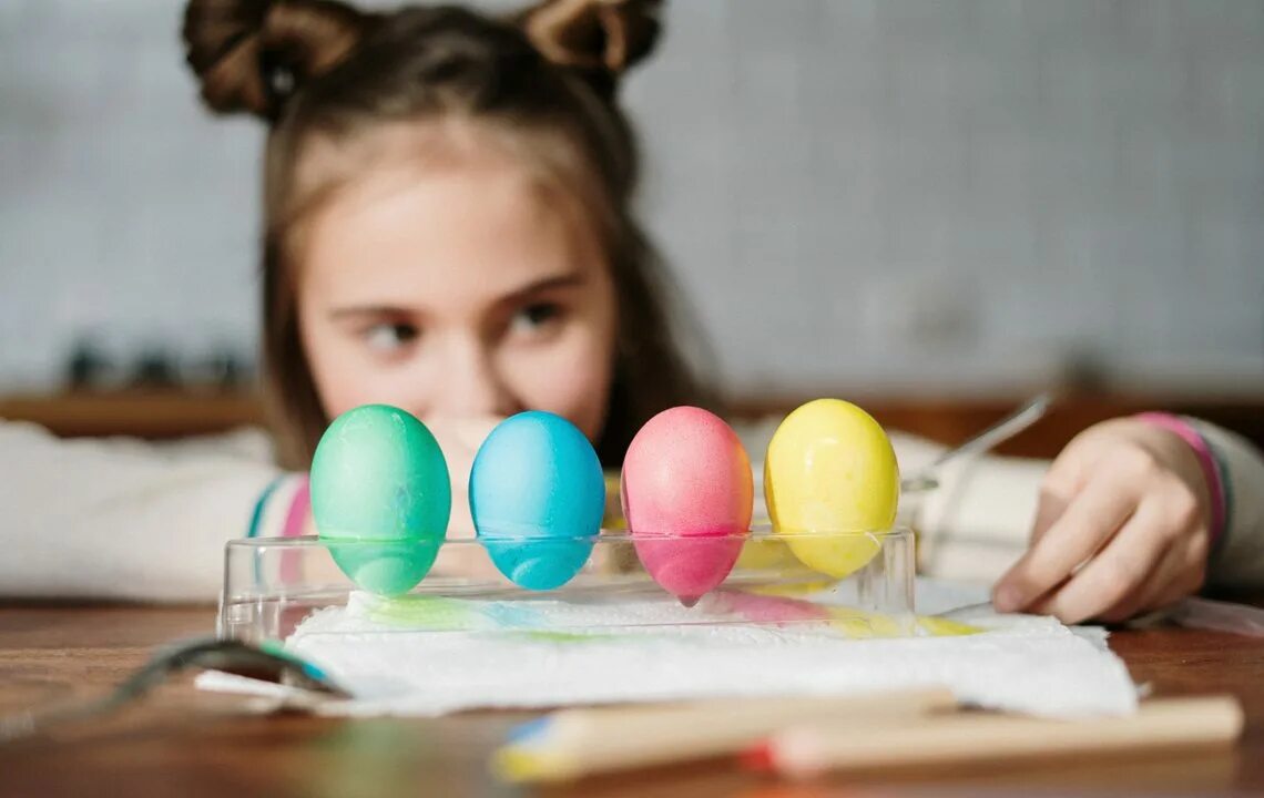 Пасха. Дети красят яйца на Пасху. Крашеные человеческие яйца. Пасха в 2022 яйцо фото. Дети красили яйца