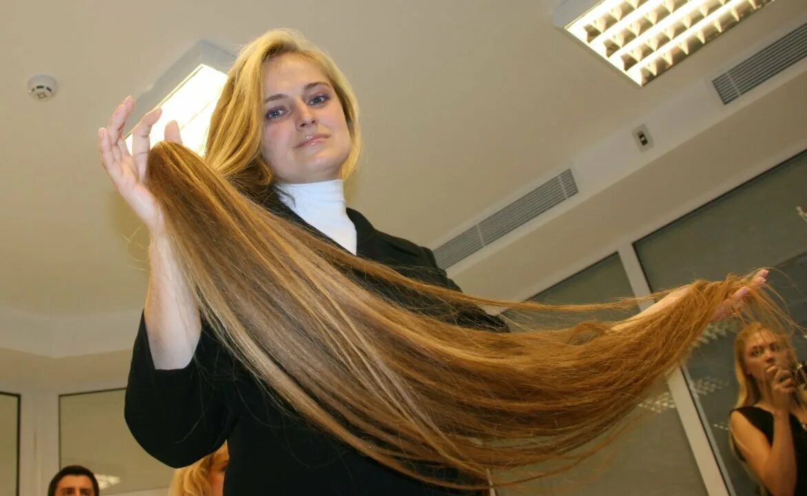 Длинные волосы. Очень длинные волосы. Женщина с длинными волосами.