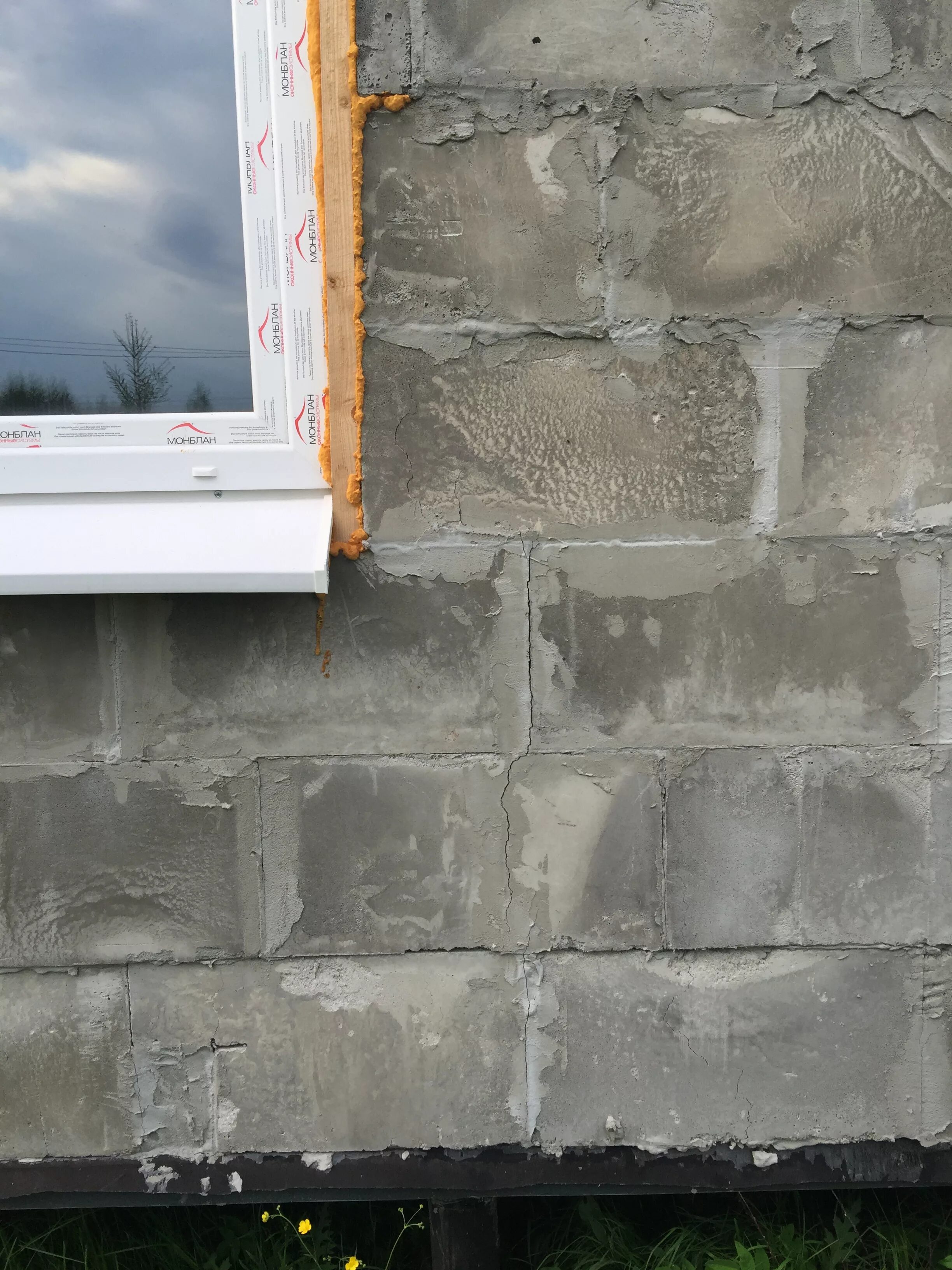трещина в стене из газоблока. пенобетон трещины. трещины в газосиликатных блоках. усадочные трещины в газобетоне. наружная штукатурка газобетона.