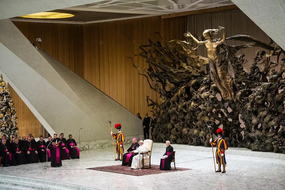 конференц зал ватикана змея. конференц зал ватикана змея. зал папы римского в ватикане. конференц зал ватикана змея. ватикан зал в форме змеи.