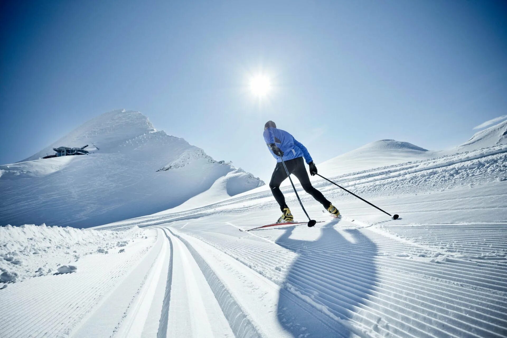 We like skiing. Беговые лыжи. Красивый лыжник. Беговые лыжи спорт. Лыжник в движении.