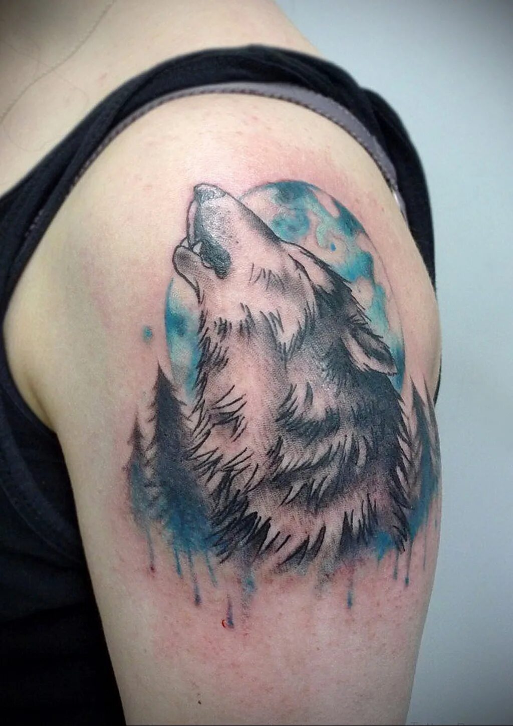 Волк на плечо мужские. Тату волк. Тату волка на плече. Тату волка на лопатке. Тату волка на плече для мужчин.