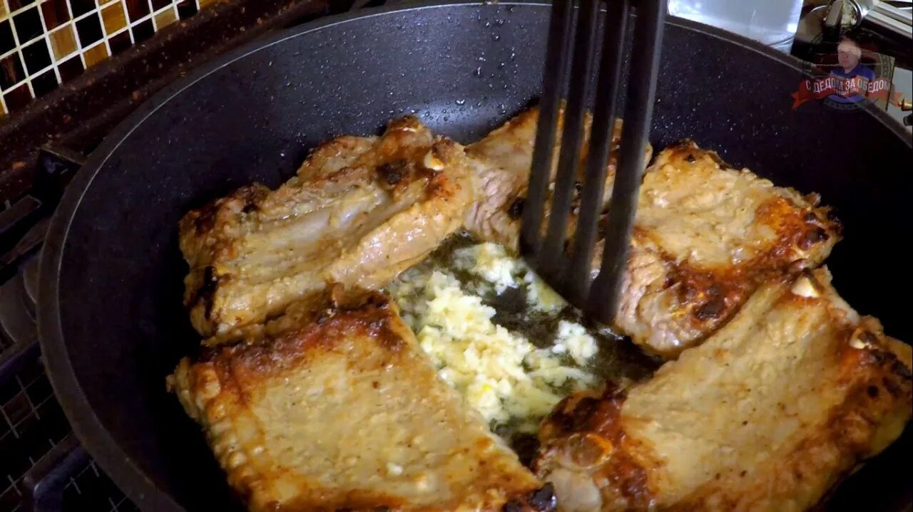 Приготовить ребра на сковороде сочно и вкусно. Ребрышки на сковороде. свиные рёбрышки на сковороде. жареные ребра на сковороде. рёбра свиные на сковороде.
