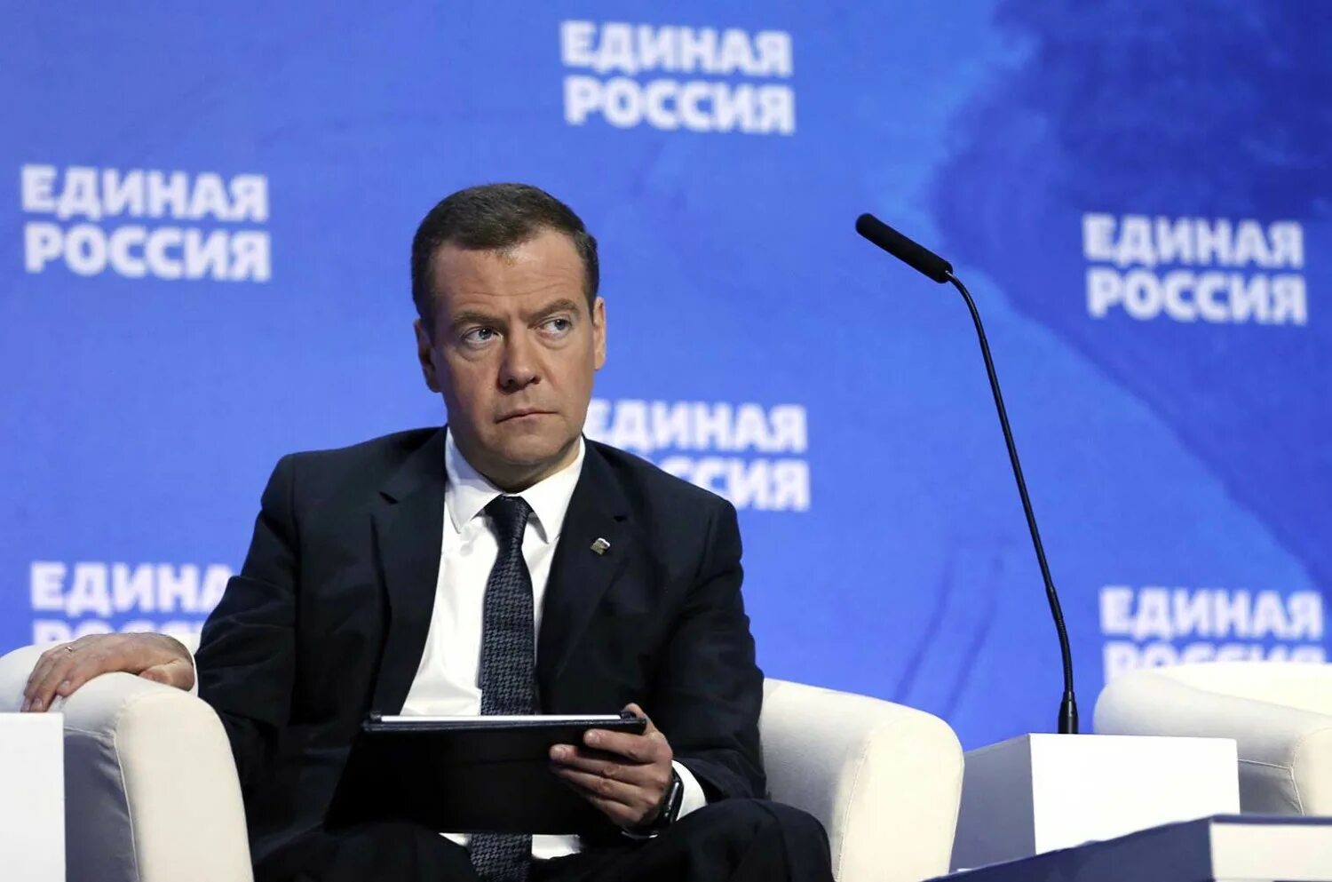 Медведев партия единая россия. Лидер партии Единая Россия. Медведев глава Единой России.