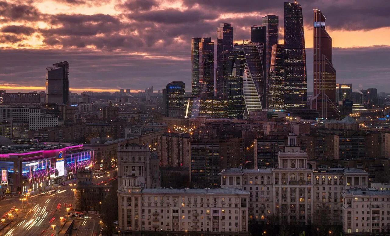 Набережная тараса шевченко вид на москва сити. Москоу - сити, небоскребы, река. Новая локация с видом на город москва. Новая локация с видом на город москва. Москва-сити и сталинские высотки.