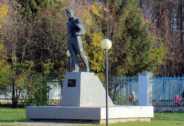 памятник гагарину заволжье нижегородской области. парк гагарина памятник гагарину. гагарин юрий памятник в самаре. памятник в парке гагарина в самаре. памятник гагарина новокузнецк.