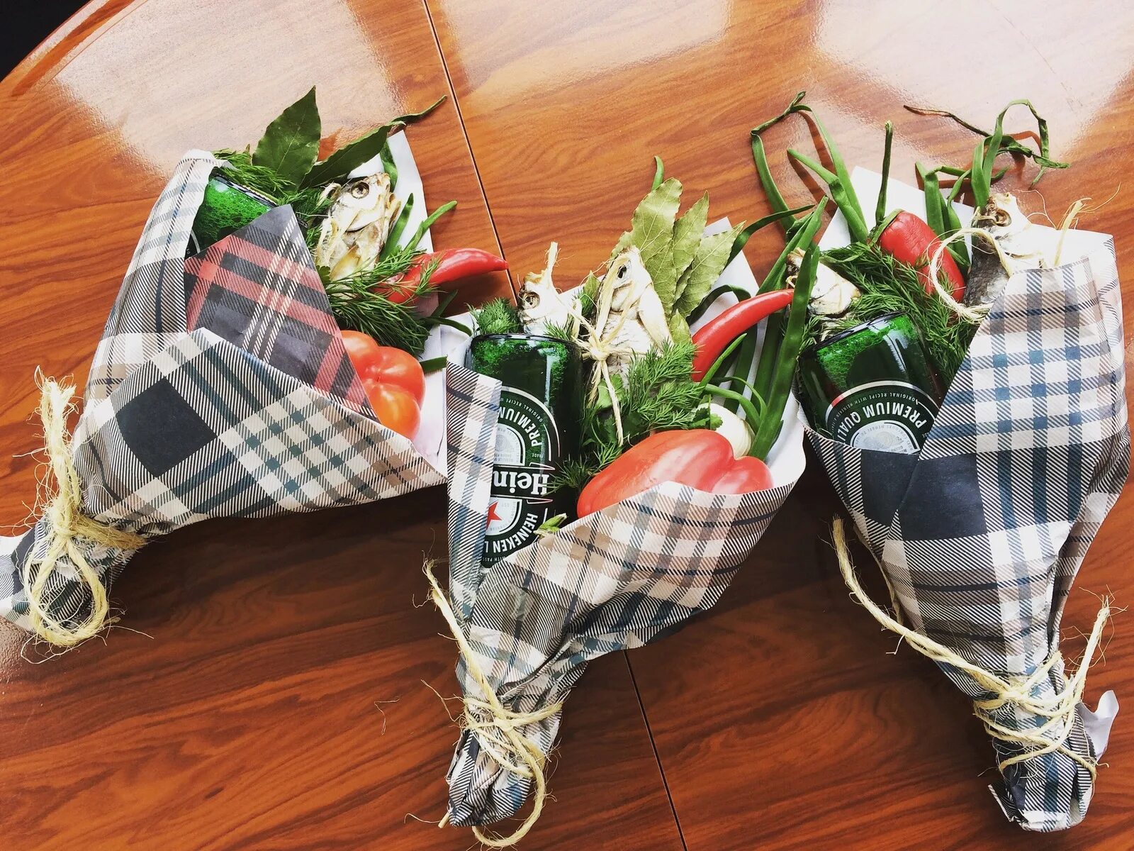 Мини букет на 23 февраля. Мужские букеты на 23 февраля. Пивные букеты с кружкой. Небольшие букеты на 23 февраля. Букет для мужчины.