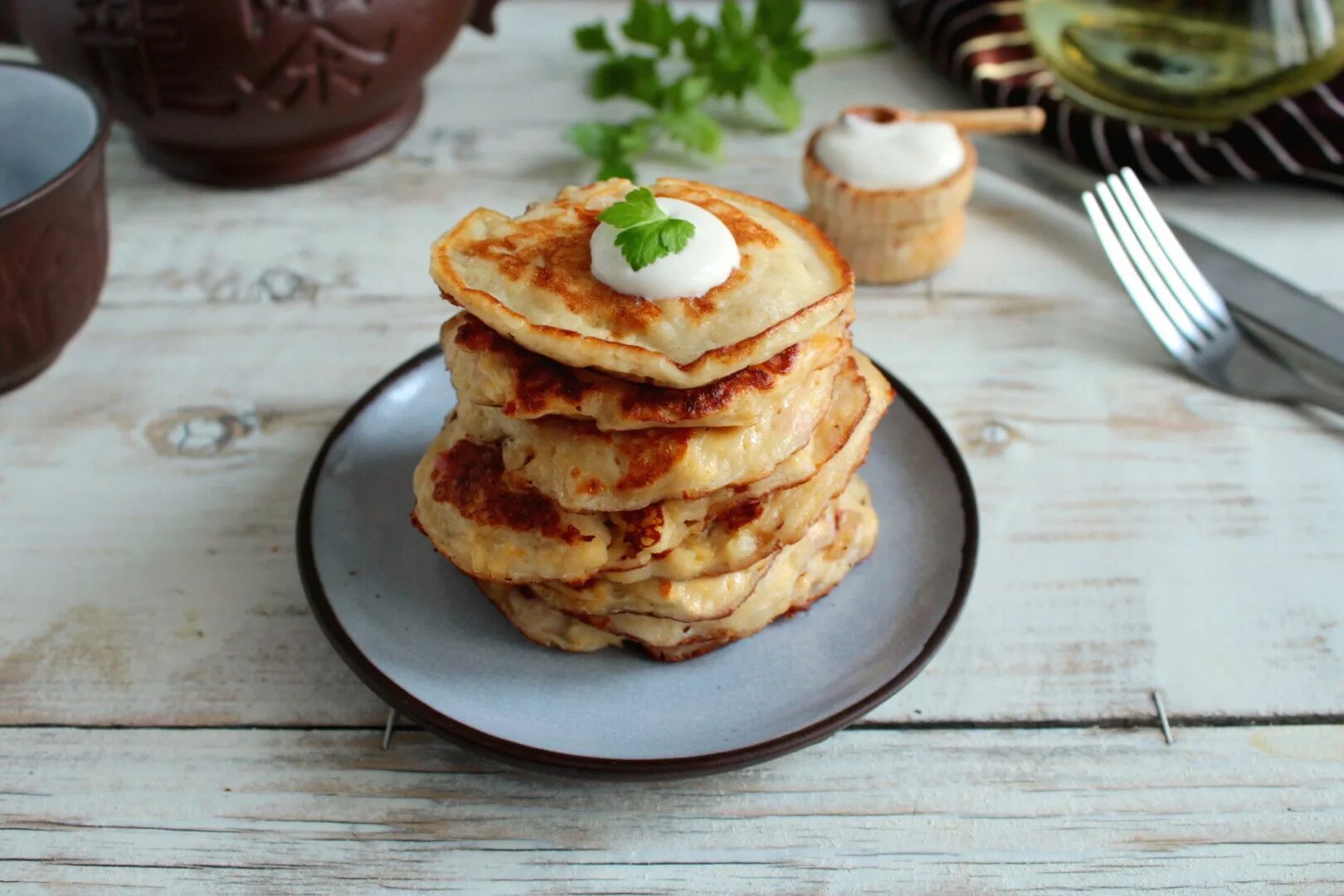 Овсяные оладьи с кабачками. Оладьи из кабачков с овсянкой. Овощные оладьи из кабачков. Оладьи из кабачков с манкой. Оладьи с сыром и зеленью.