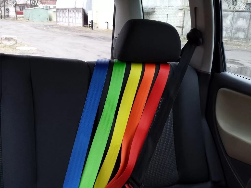 Цветные ремни безопасности для автомобиля ВАЗ 2101. Цветные ремни безопасности w210. Ремни безопасности 2114 цветные. Цветные ремни авто.