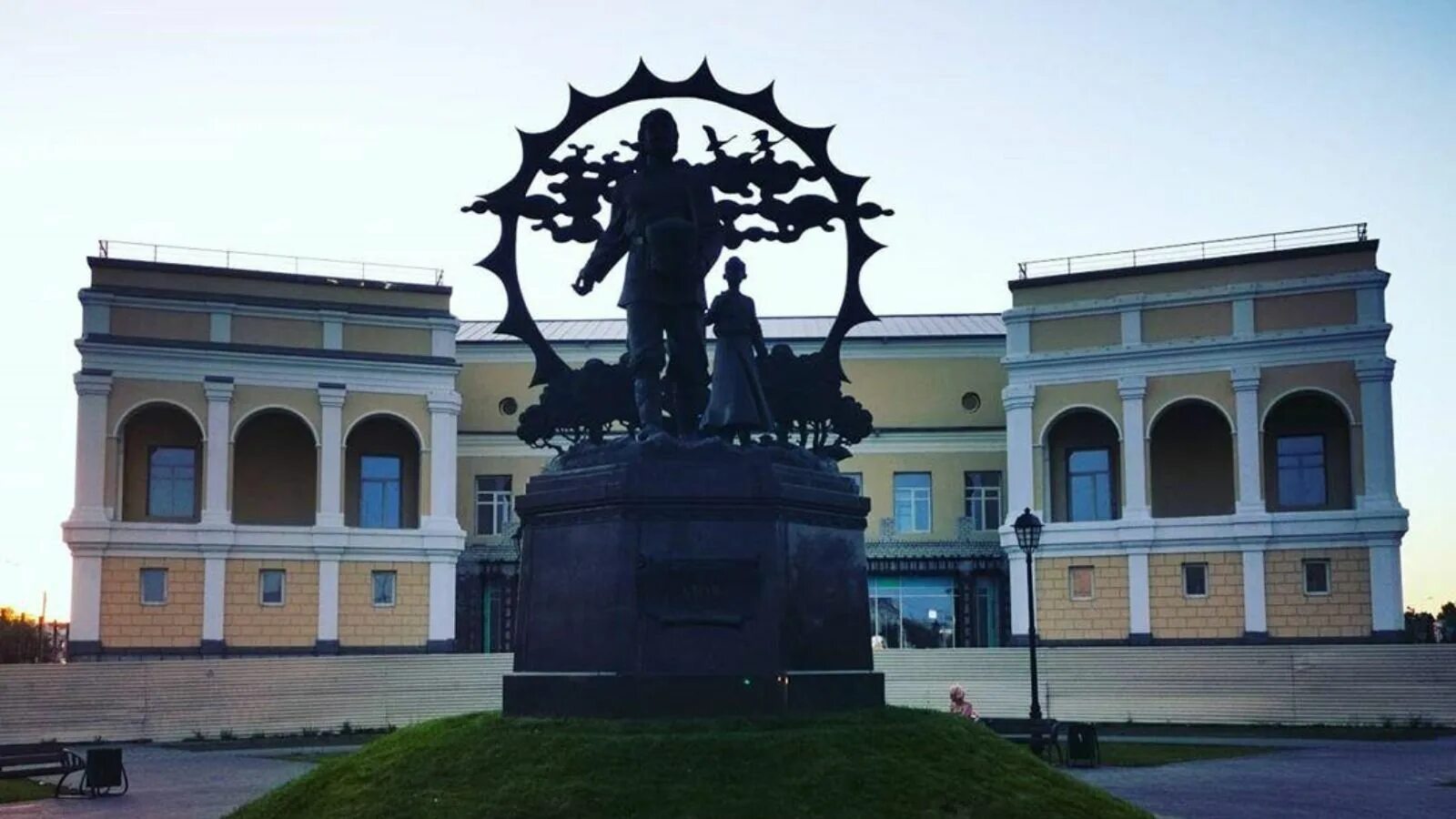 Площадь октября барнаул. Музей на площади октября Барнаул. Художественный музей Барнаул. Барнаул Октябрьская площадь.