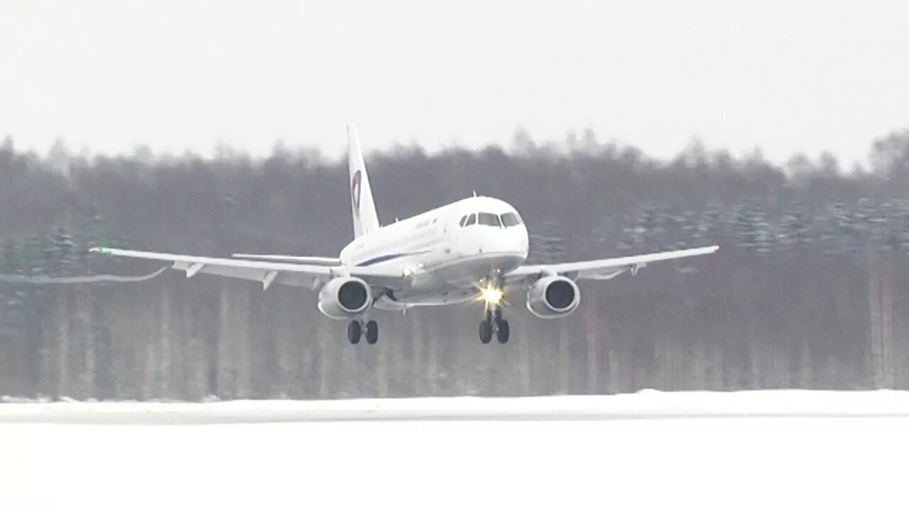 Перелет череповец. Сухой суперджет 100 северсталь. crj-200 самолет северсталь. самолёт северсталь череповец. аэропорт череповец.
