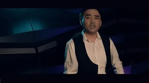 Сексуалды мөлдір дымқыл тоқыма көйлектердегі қыздар