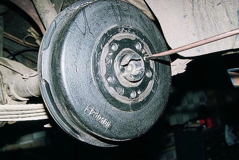 как снять передний тормозной барабан. барабан передний с 5 шпильками от газ 24. прикипели болты крепления барабана заднего колеса кия. задние колеса газ-2410. задние тормоза ваз 2110 с барабаном.