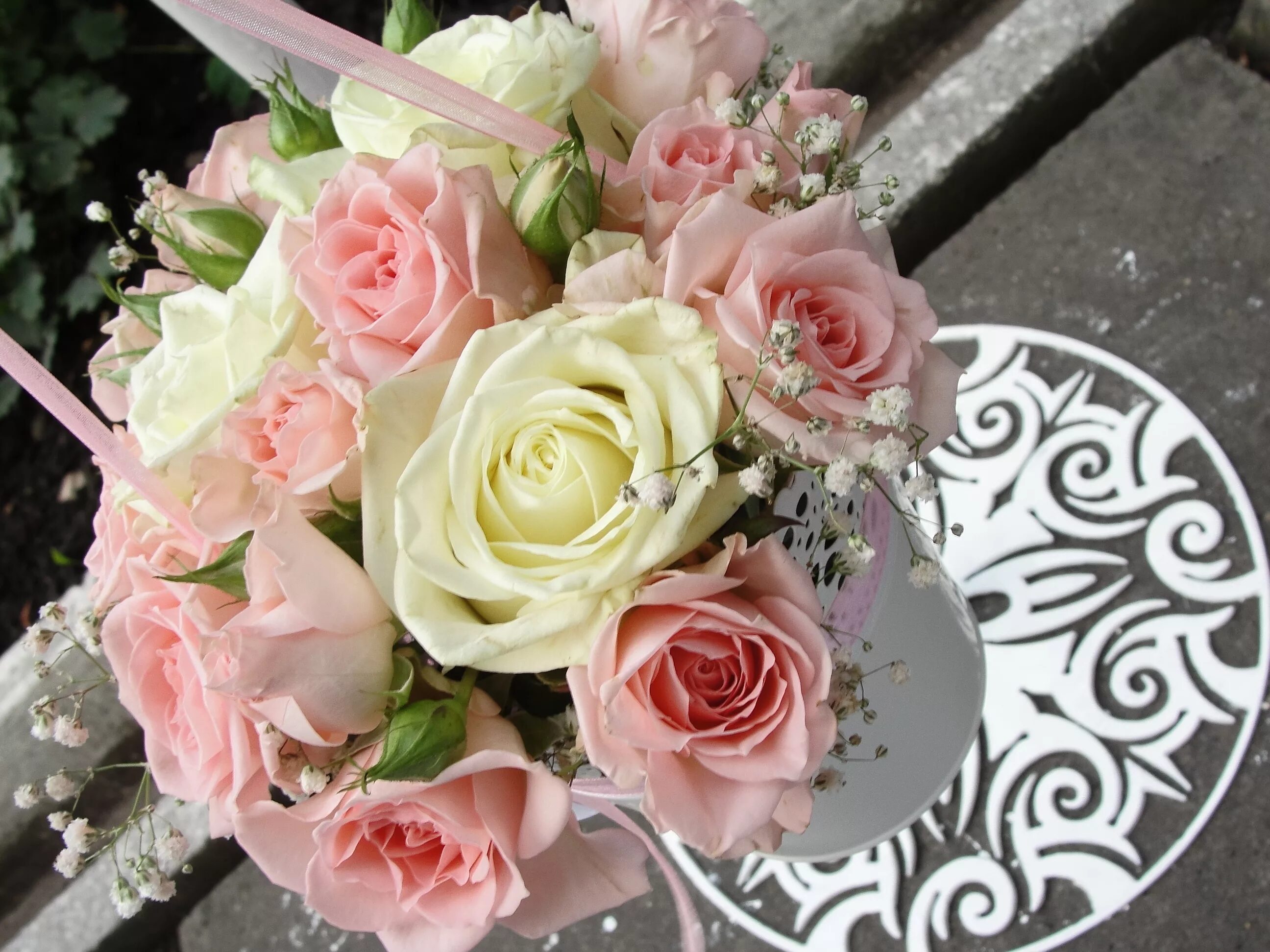 Что добавляют в букет к розам. Шикарные букеты чайных роз. Букет цветов обои. Букет роз картинки красивые. Цветы нежные букеты.