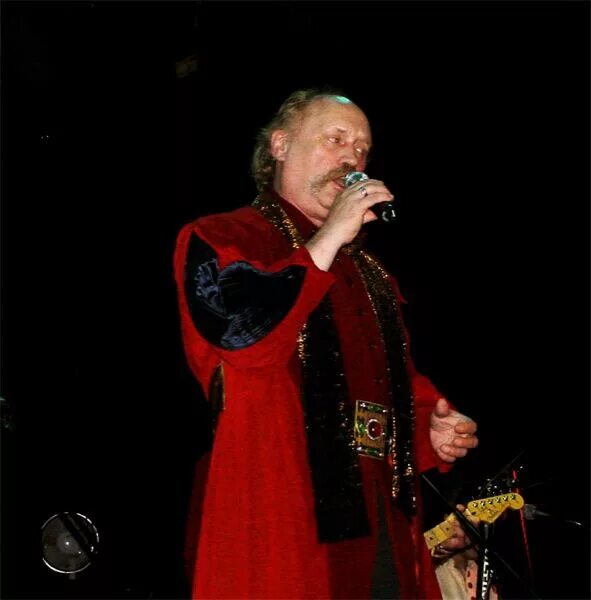 влади́мир гео́ргиевич муля́вин. солист группы песняры мулявин. владимир мулявин интервью 2001. песняры не обижайте любимых упрёками видео. солист песняров леонид борткевич.