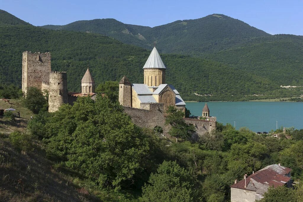 Автобусный тур в грузию из минска. Крепость Ананури. Ананури Грузия. Тбилиси крепость Ананури. Замок Греми Грузия.