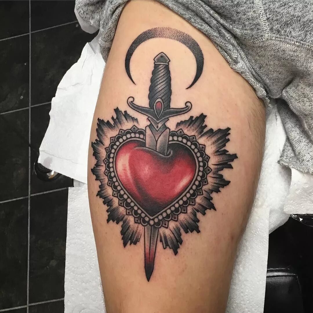 Татуировка на ключице для девушек. Маленькие цветные тату для девушек. Тату в виде сердца. Тату женские сердце. Тату для девушек сердце.