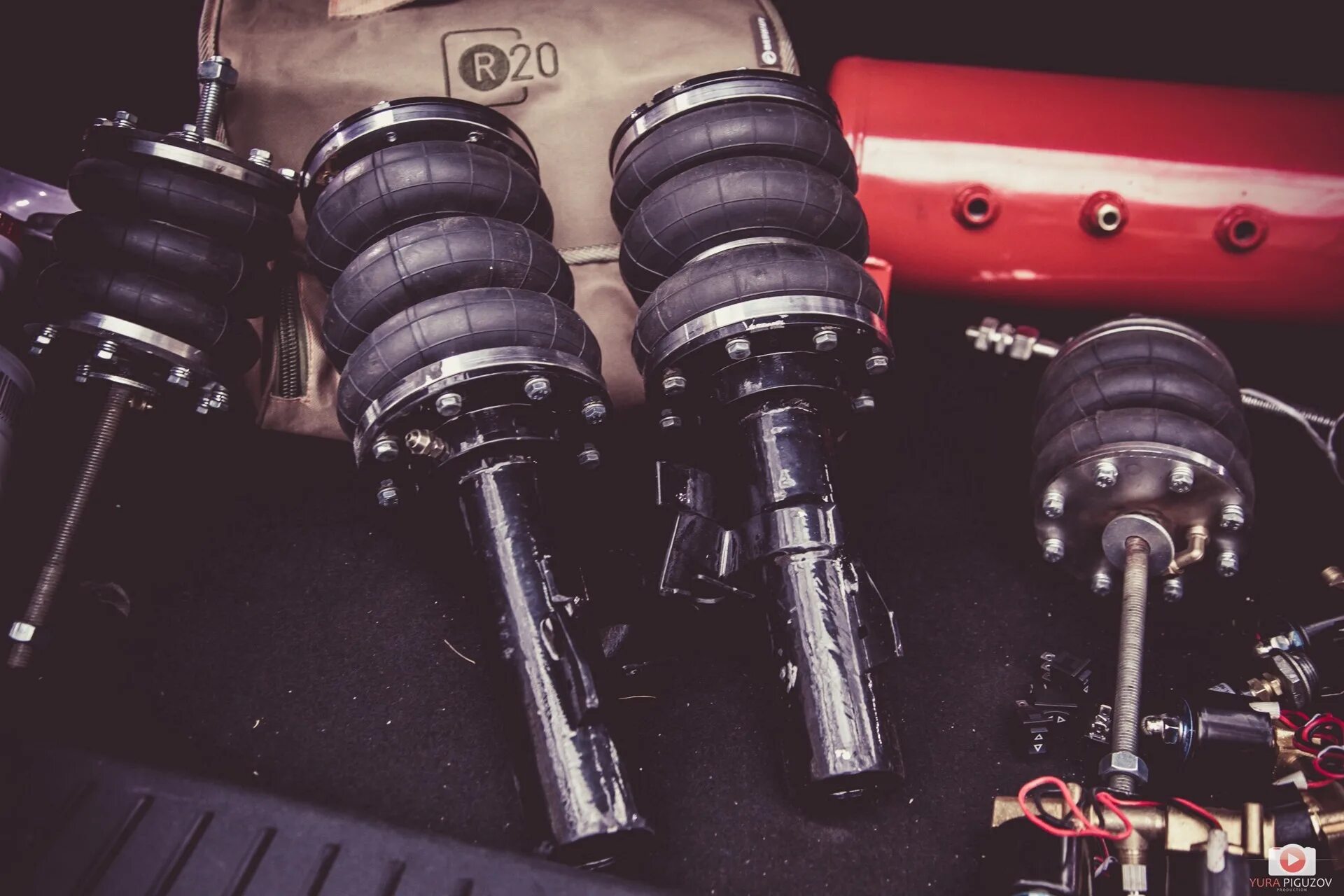 Пневматическая подвеска на форд фокус 2. Пневма форд скорпио. Передняя пневмоподвеска фиат дукато. Пневмостойки audi a8 d4. Пневма на форд фокус 2.