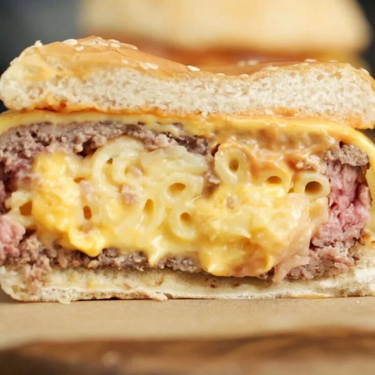 Биг мак вкусно и точка новое название. Бургер с макаронами. mac&#039;n&#039;cheese burger. greasy food. бургер чиз в фарше.