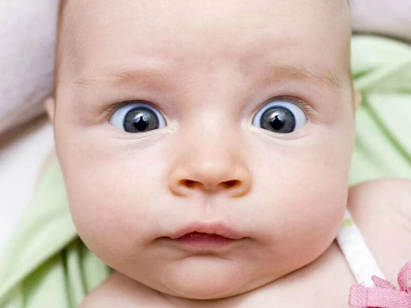 Почему у новорожденного глазки. Глаза новорожденного. Косоглазие у грудничков. Глаза месячного ребенка. Глаза у новорожденных детей.