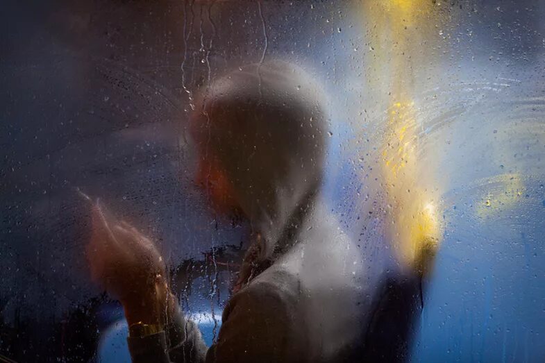 видеть через стекло. дождь за окном. девушка за мокрым стеклом. видеть через стекло. мальчик за стеклом.