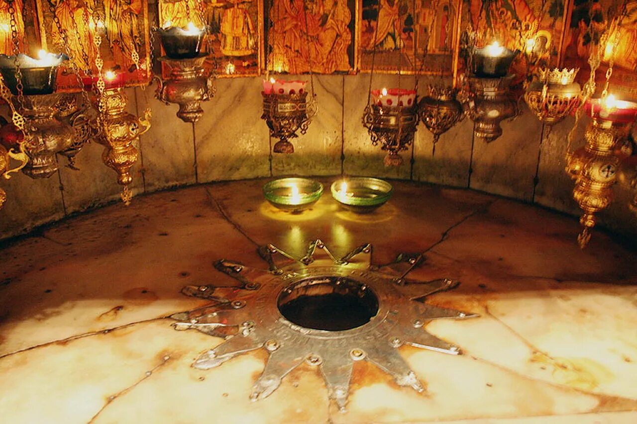 Дева мария и иосиф вертеп. Рождество где родился иисус христос. Вифлеем храм рождества христова пещера. Рождество христово рождение иисуса христа. Вифлеем рождество христово пещера рождества.