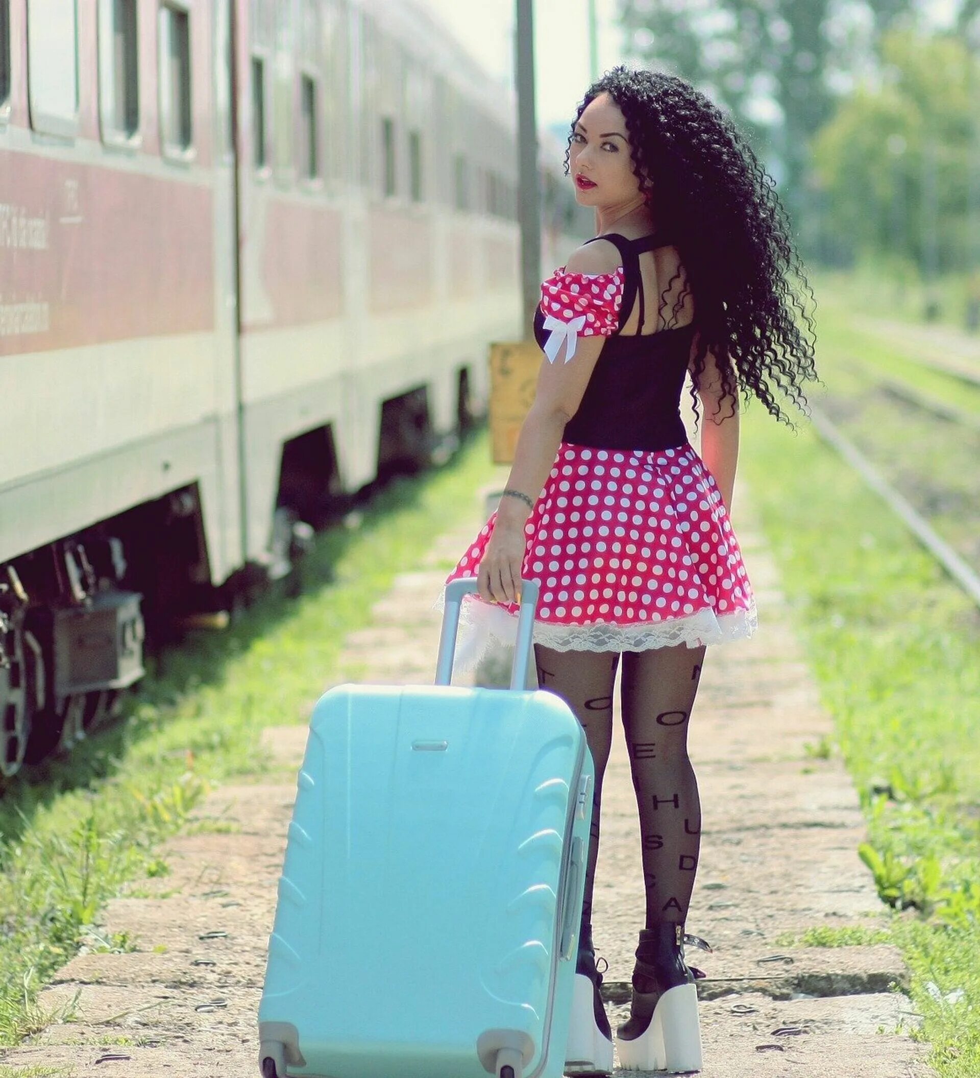 Девушка ждет на вокзале. Пара на вокзале. Girl sitting in train animation gif. A train girlfriend. Девушка в поезде.