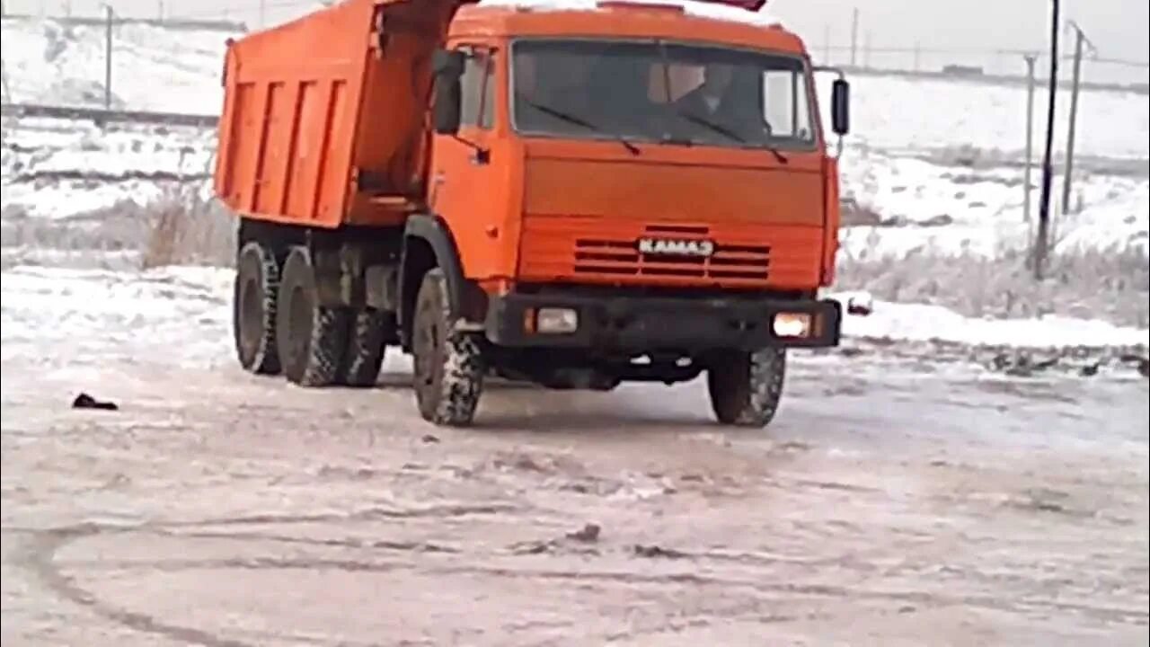 Камаз 5320 восстановление. Ролик про камаз. Kamaz 6x6 по грязи. Камаз бочка видео приколы. Покраска камаза.