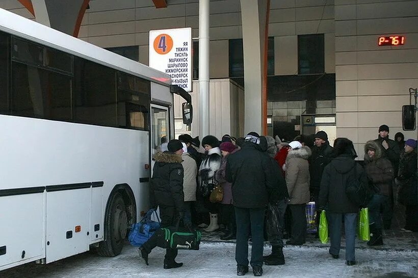 Автобусы межгород кемерово. Автобусный вокзал Кемерово. Автобус автовокзал Кемерово. Автостанция зима. Автовокзал Новосибирск автобусы.