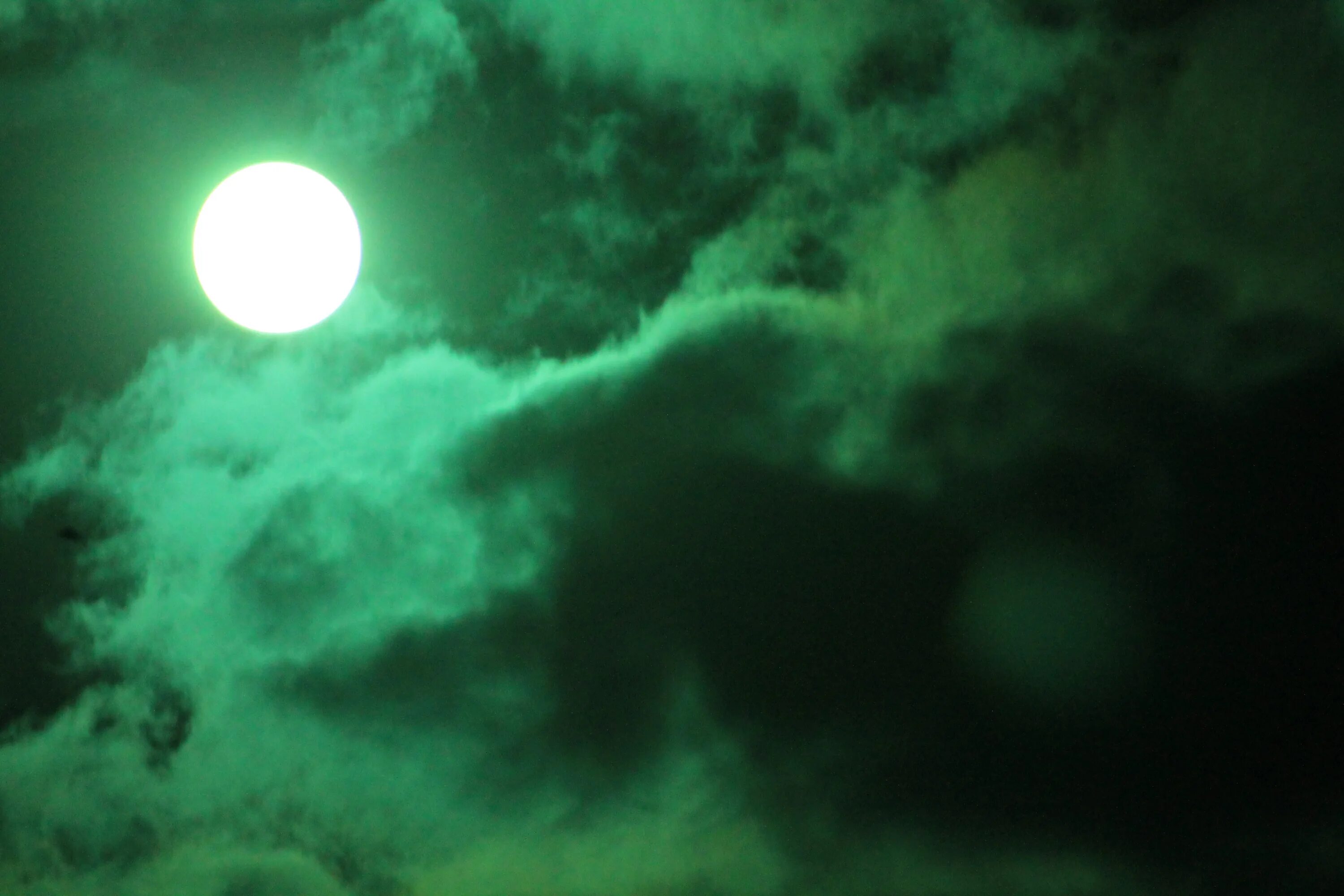 Зеленая Луна. Зеленая ночь. Зеленое небо. Ночь в зеленых тонах.