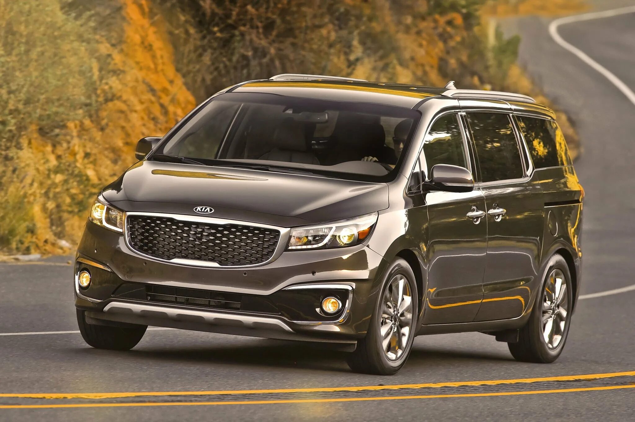 Киа удлиненная. Kia Sedona SXL 2015. Kia Sedona 2020. Kia Sedona 2016. Kia минивэн Sedona.