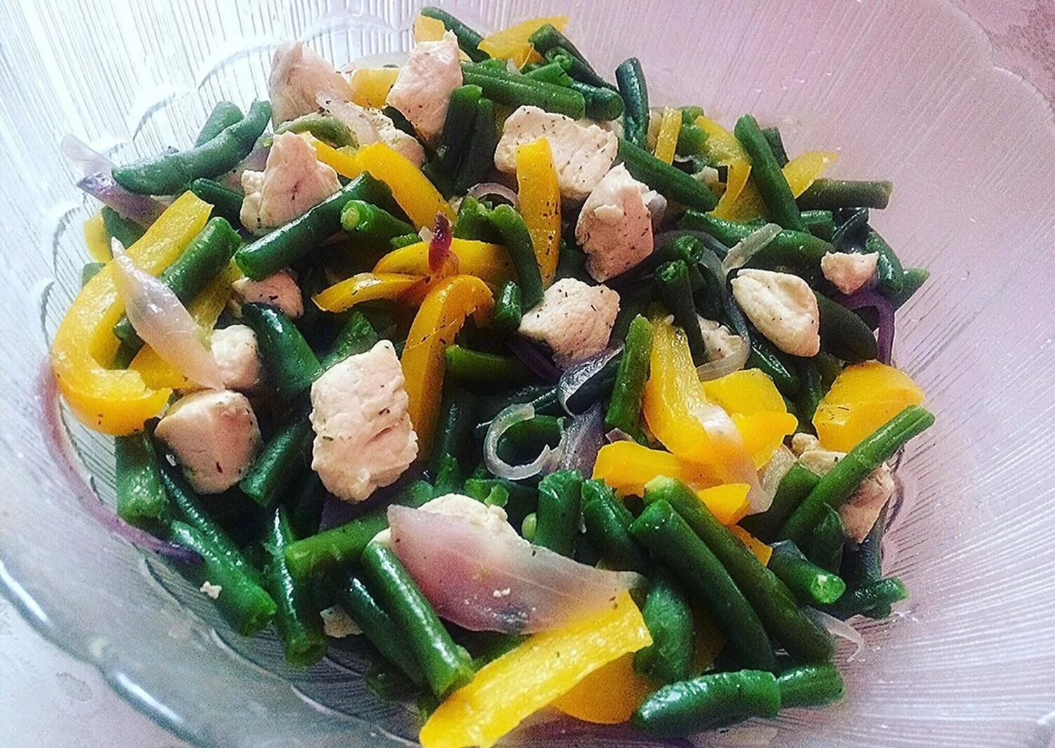 Салат грудка стручковая фасоль. Салат со стручковой фасолью и курицей. стручковая фасоль с перцем салат. салат стручковая фасоль с курицей. салат из стручковой фасоли и куриной.