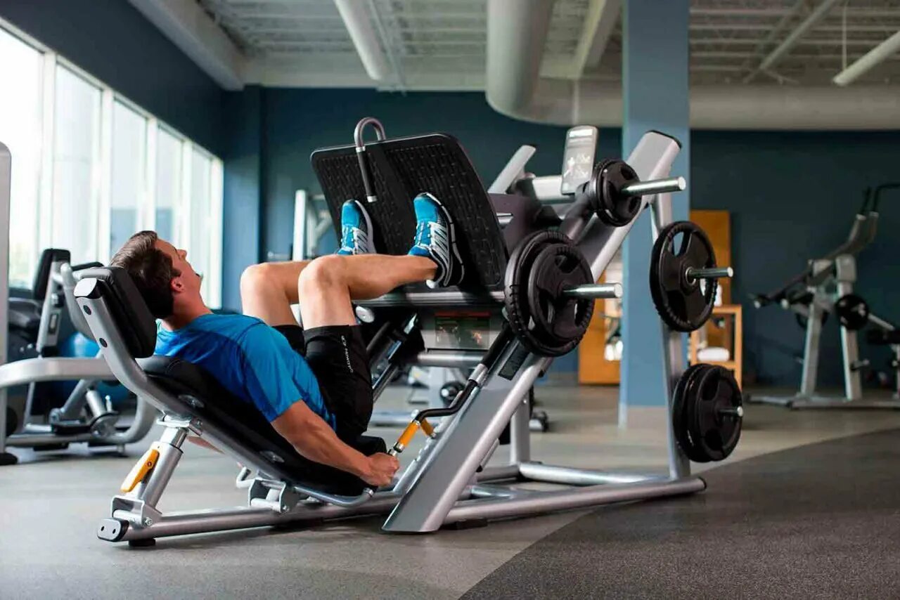 Как называется жим ногами. Precor тренажеры жим. leg press тренажер техника. тренажер жим ногами наклонный. жим платформы ногами.
